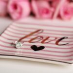 Anillo sobre bandeja con palabra love