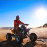 Chico en quad haciendo ruta