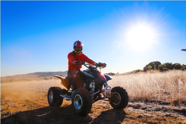 Chico en quad haciendo ruta