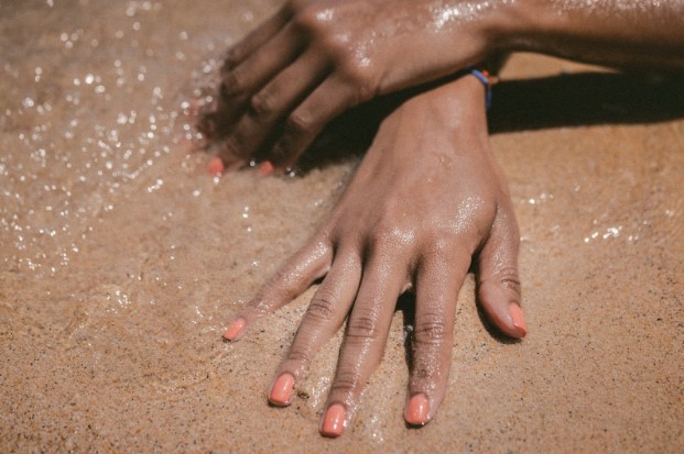 Mano con uñas cuidadas