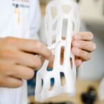 Medico dando forma a aparato ortopedico