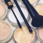 Polvos y brochas de maquillaje