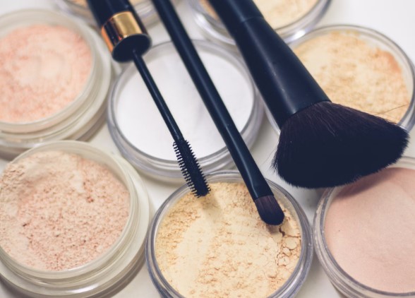 Polvos y brochas de maquillaje