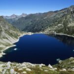 lago en lo alto de las montañas
