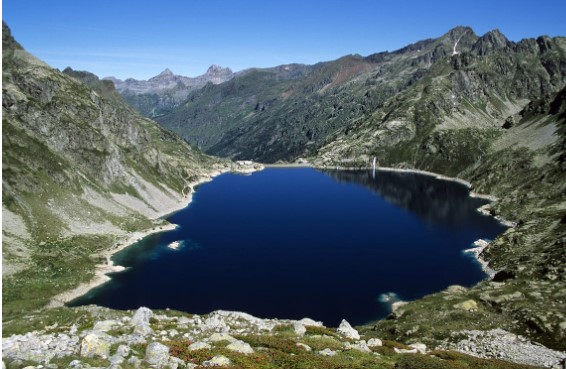 lago en lo alto de las montañas