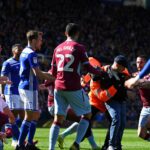 Hombre acusado después del ataque de Grealish durante el derbi de Birmingham