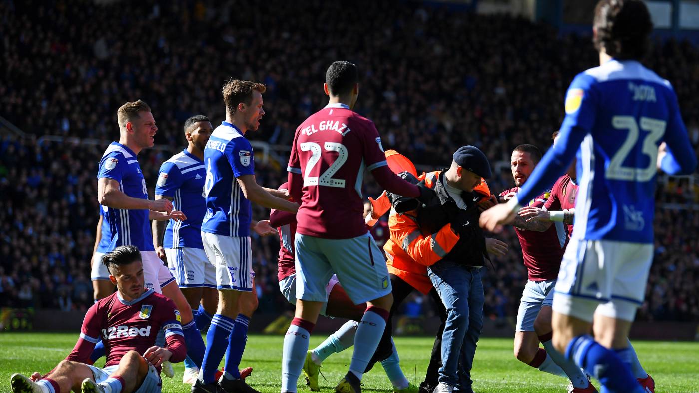 Hombre acusado después del ataque de Grealish durante el derbi de Birmingham