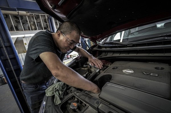 Mecanico inspeccionando motor