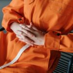 Mujer con traje de presa