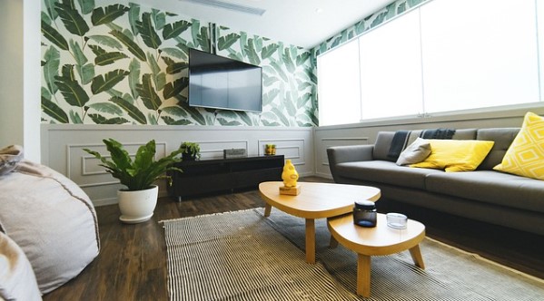 Salón con papel pintado tropical y detalles amarillos