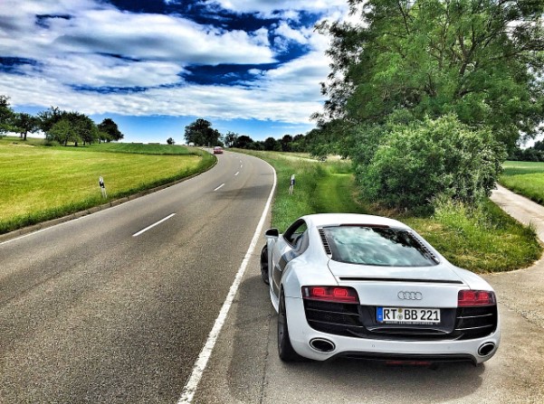 Audi r8 en carretera