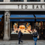 El jefe de Ted Baker, Ray Kelvin, renuncia en medio de reclamos de "abrazos forzados".