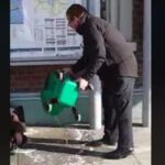 El personal de Southern Rail lo filmó arrojando agua sucia a un vagabundo