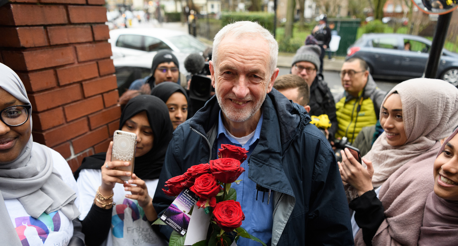 Jeremy Corbyn incitando: hombre acusado de asalto