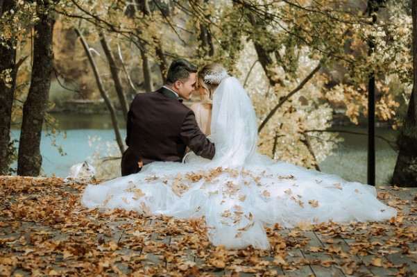 Pareja vestida de boda en otoño