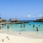 Playa paradisiaca con turismo