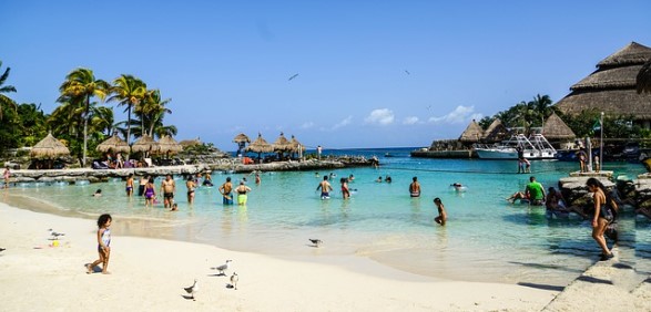 Playa paradisiaca con turismo