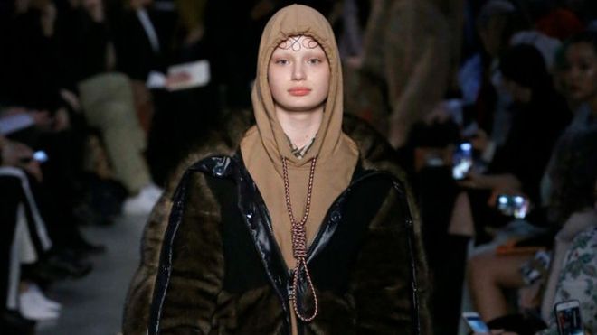 Burberry se disculpa por la reacción violenta por la sudadera con capucha 'soga'.