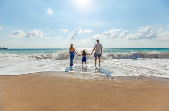 Familia feliz en el mar