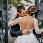 Novios de boda abrazándose en la puerta