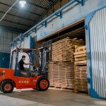 Maquina elevadora trabajando en almacen