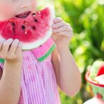 Niña comiendo sandia