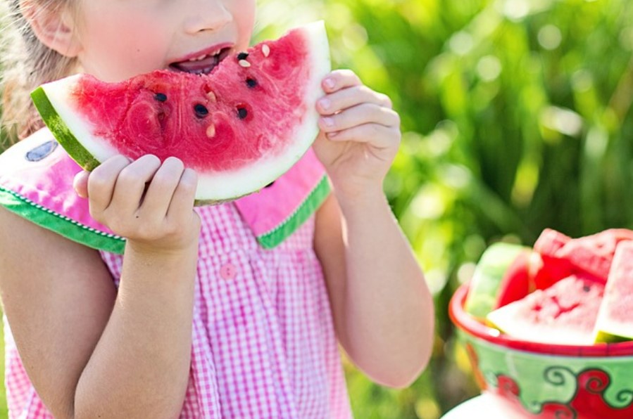 Niña comiendo sandia