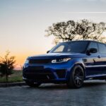 Range rover azul con puesta de sol
