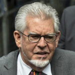 Rolf Harris retirado de los terrenos de la escuela primaria de Berkshire