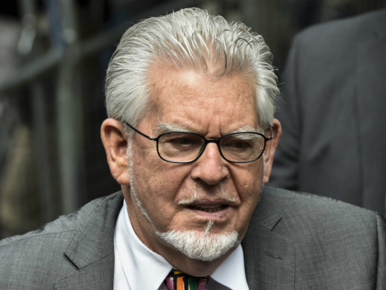 Rolf Harris retirado de los terrenos de la escuela primaria de Berkshire