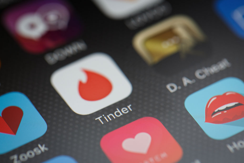Tinder se enfrenta a preguntas sobre los controles de edad tras los casos de violación infantil