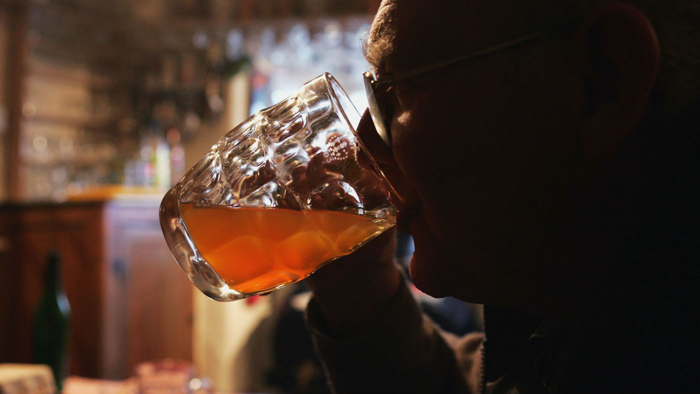 ¿Mezclar bebidas empeora la resaca?
