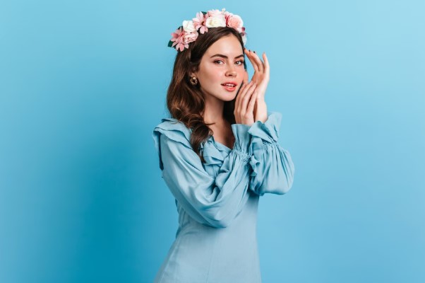 Chica con diadema de flores