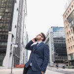 Chico en la ciudad hablando por telefono