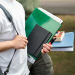 Chicos con libros de estudios