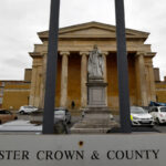 El hombre escribió "lo logró" después del ataque con ácido a su hijo pequeño