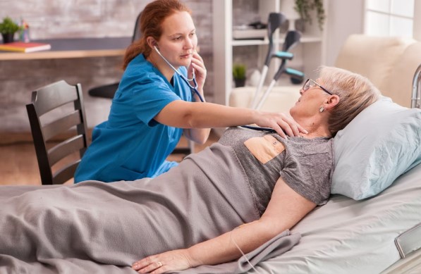 Enfermera tomando constantes de persona mayor