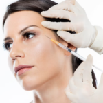 Mujer recibiendo tratamiento estetico