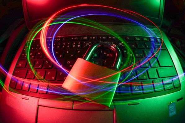 Ordenador protegido con candado y luces