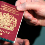 Solicitantes de ciudadanía británica ofrecen auriculares por hacer trampa