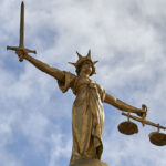 ¿Debe revelar antecedentes penales menores?