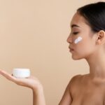 Chica con crema en la cara