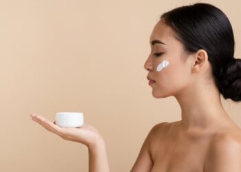 Chica con crema en la cara