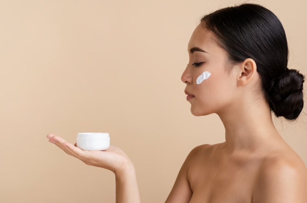 Chica con crema en la cara