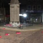 Detenido un hombre tras arrojar coronas de amapolas desde un monumento conmemorativo