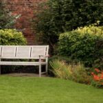 Jardin con banco blanco