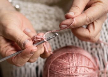 Mujer haciendo ganchillo