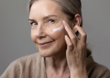 Mujer usando crema facial