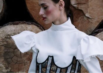 Los 90’s han regresado: ¿Cómo usar una camiseta por encima de un top manga larga?