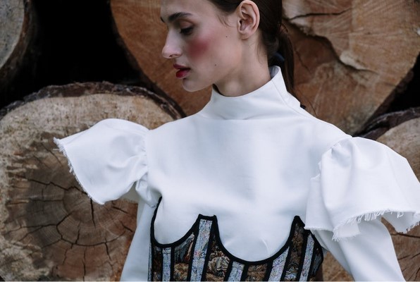 Los 90’s han regresado: ¿Cómo usar una camiseta por encima de un top manga larga?